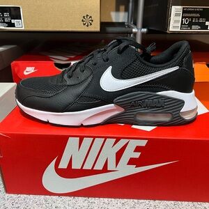Nike Men's size 8.5 Black and White Air Max Sneakers